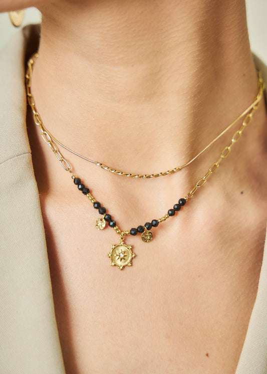 Collar de cadena dorada: borla martillada con piedra de obsidiana