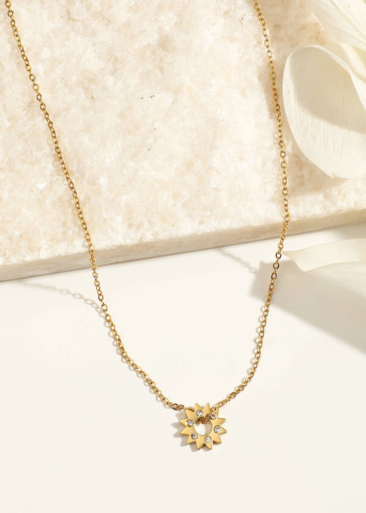 Collar de cadena dorada con colgante de sol de strass