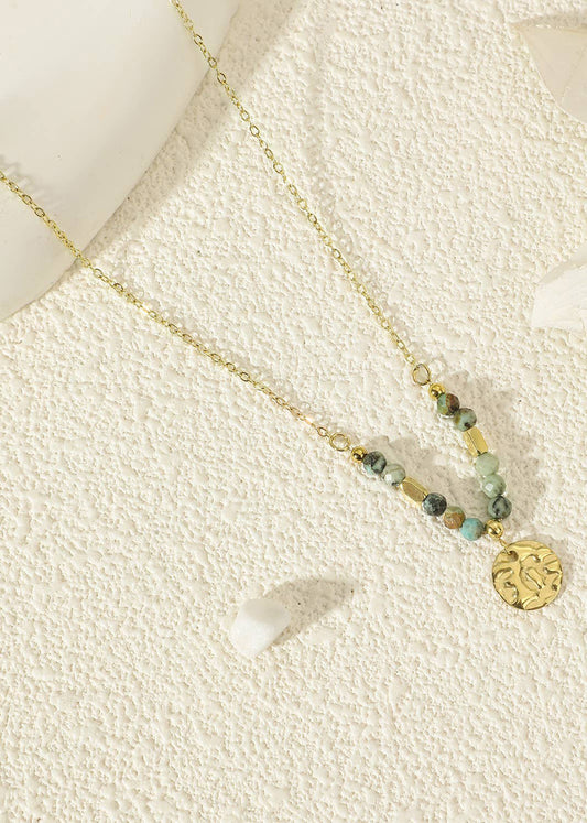 Collar de cadena dorada con piedra africana y borlas martilladas