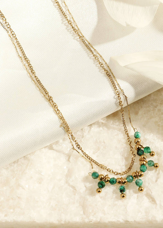 Collar dorado de doble cadena con piedras verdes