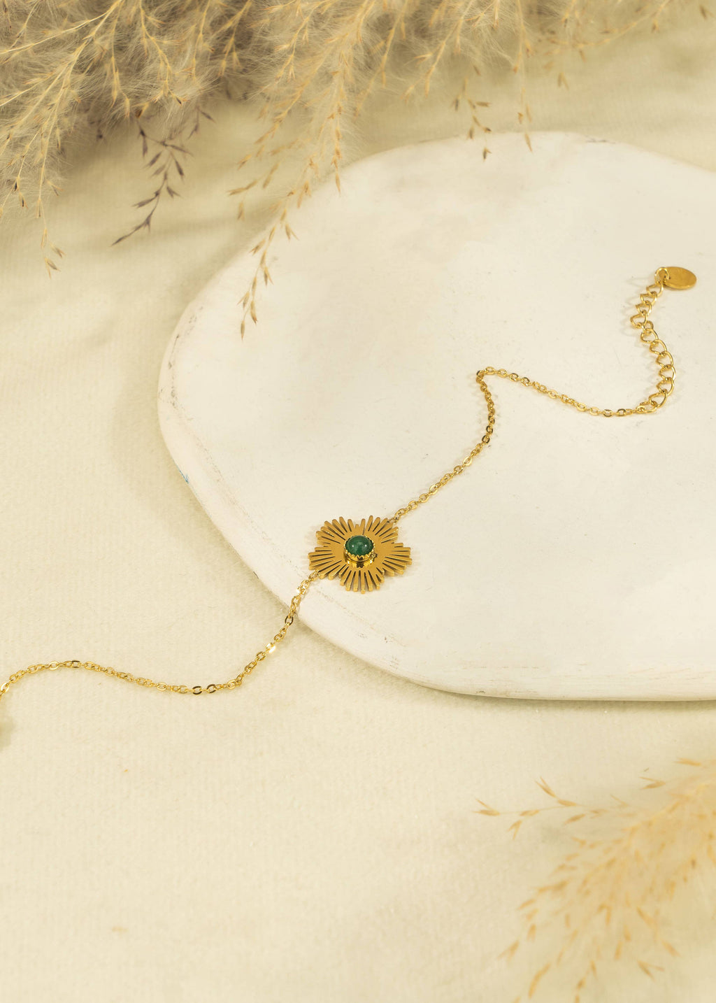 Pulsera de cadena dorada con flor y malaquita sintética