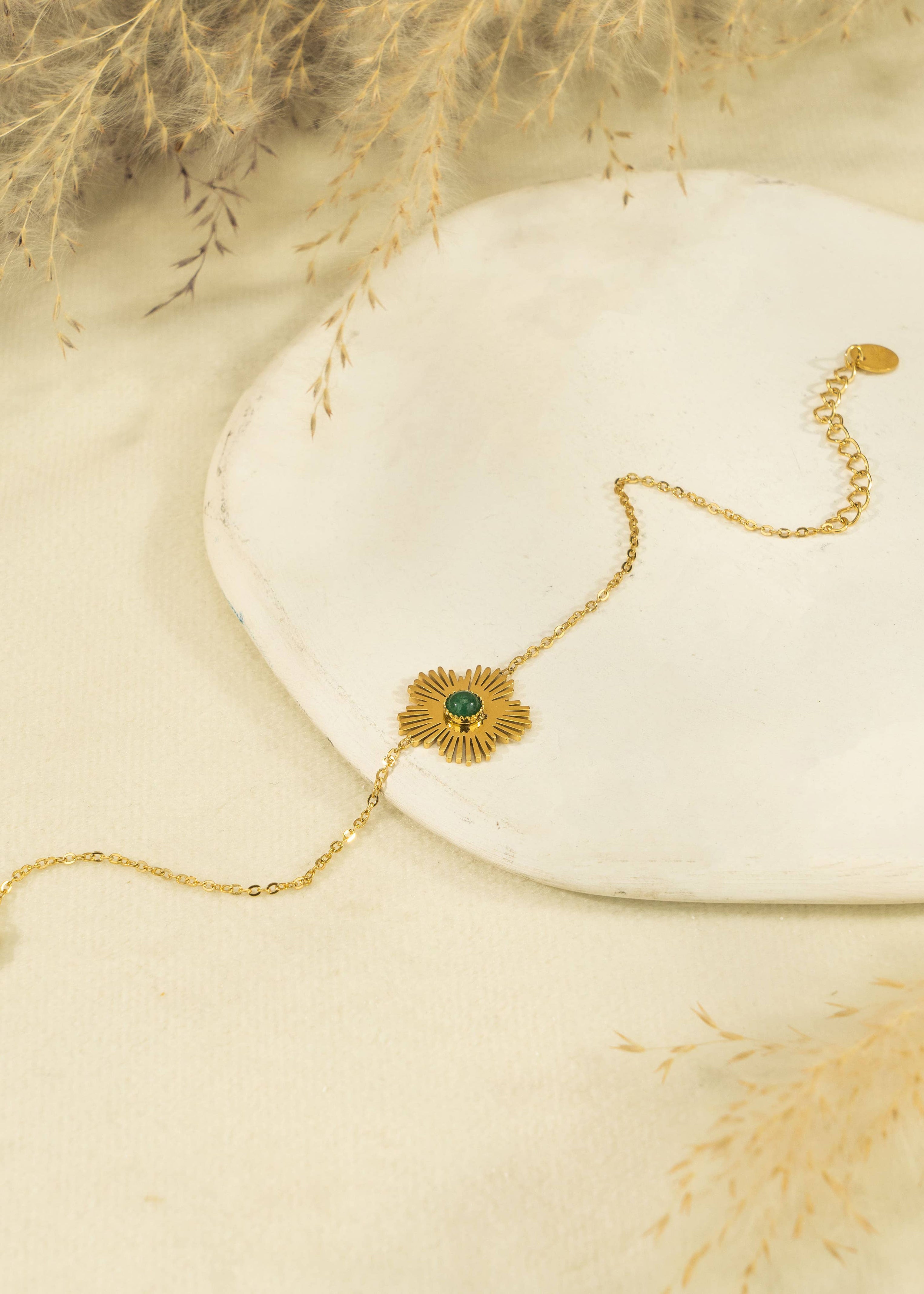 Pulsera de cadena dorada con flor y malaquita sintética