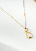 Colar com pingente número oito dourado e strass lineares