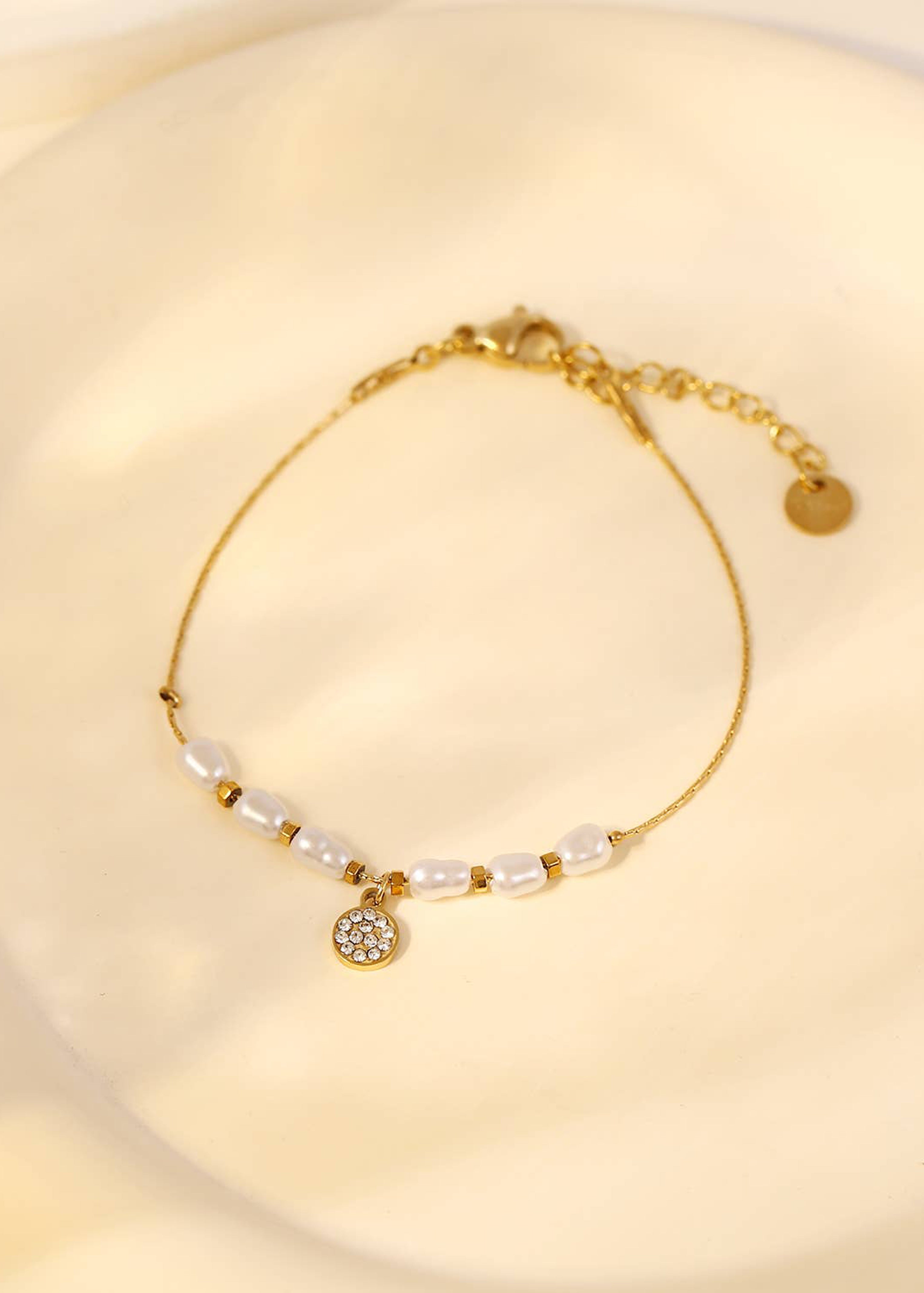 Pulseira de ouro com várias pérolas e pingente de strass
