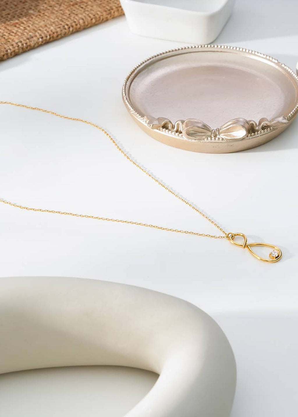 Colar com pingente número oito dourado e strass lineares