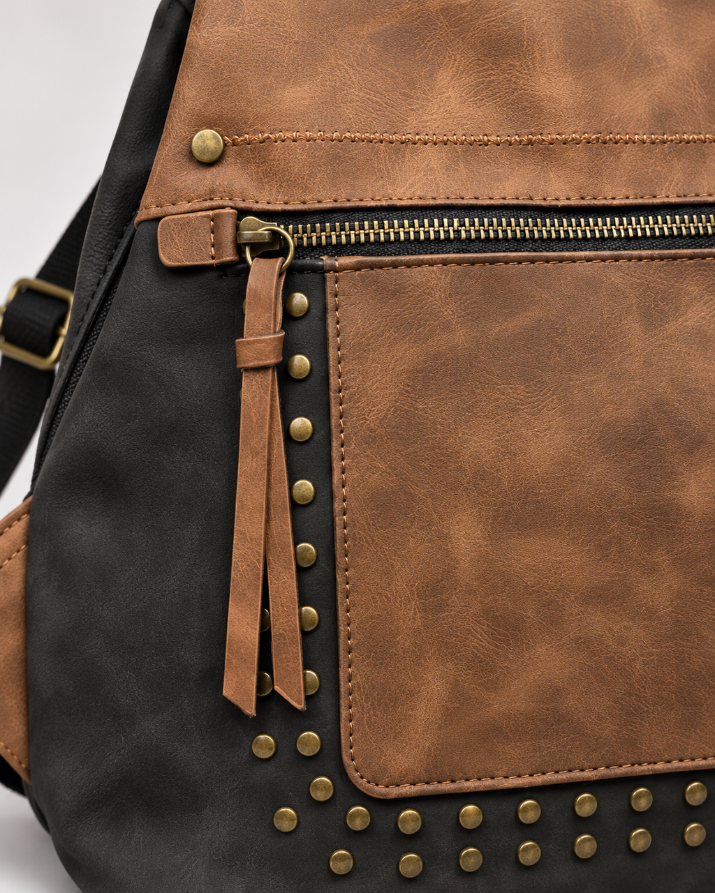 MOCHILA POLIPIEL TACHUELAS- NEGRA