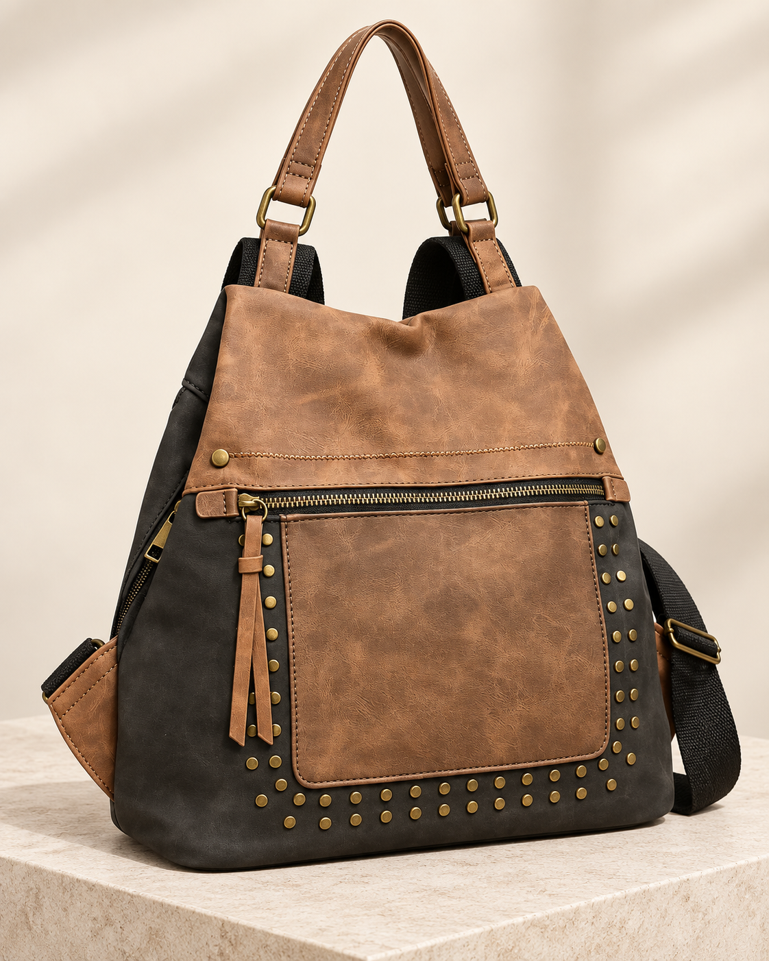 MOCHILA POLIPIEL TACHUELAS- NEGRA