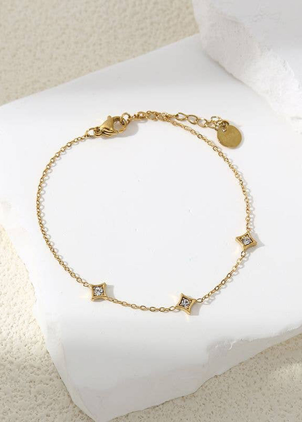 Pulseira de ouro ajustável com estrelas e strass