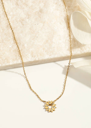 Colar de corrente dourada com pingente de sol em strass