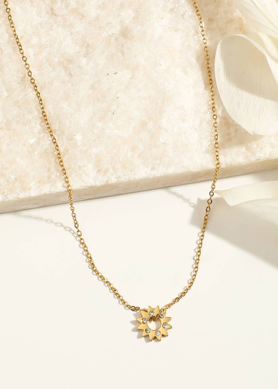 Colar de corrente dourada com pingente de sol em strass