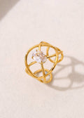 Anillo de roseta dorada con diamantes de imitación