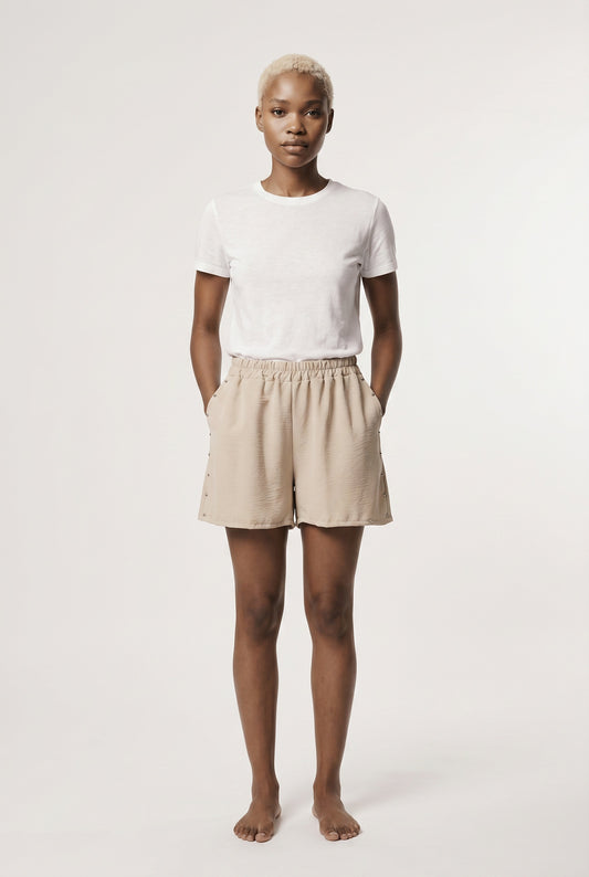 PANTALÓN CORTO TACHUELAS-BEIGE