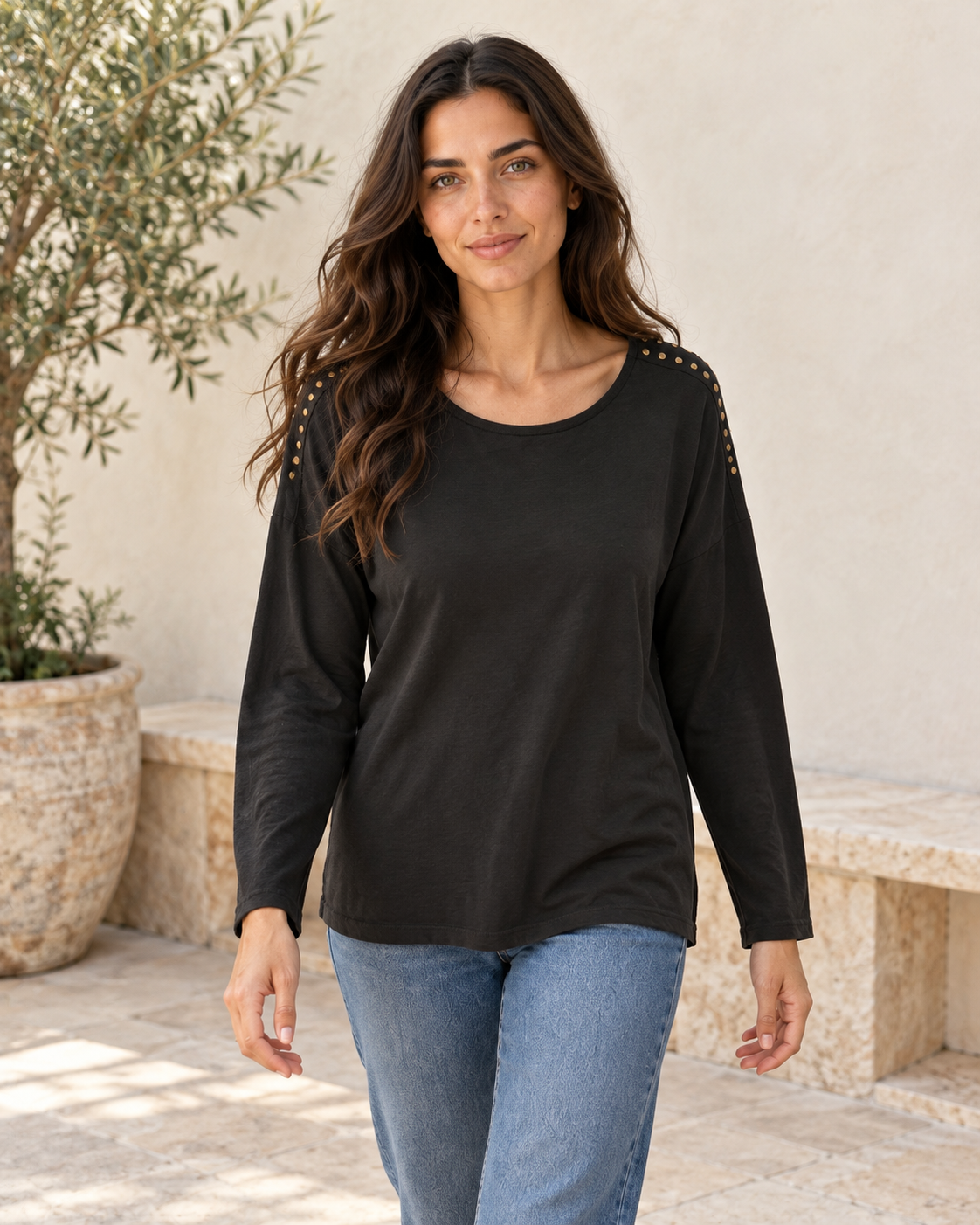 CAMISETA TACHUELAS-NEGRA