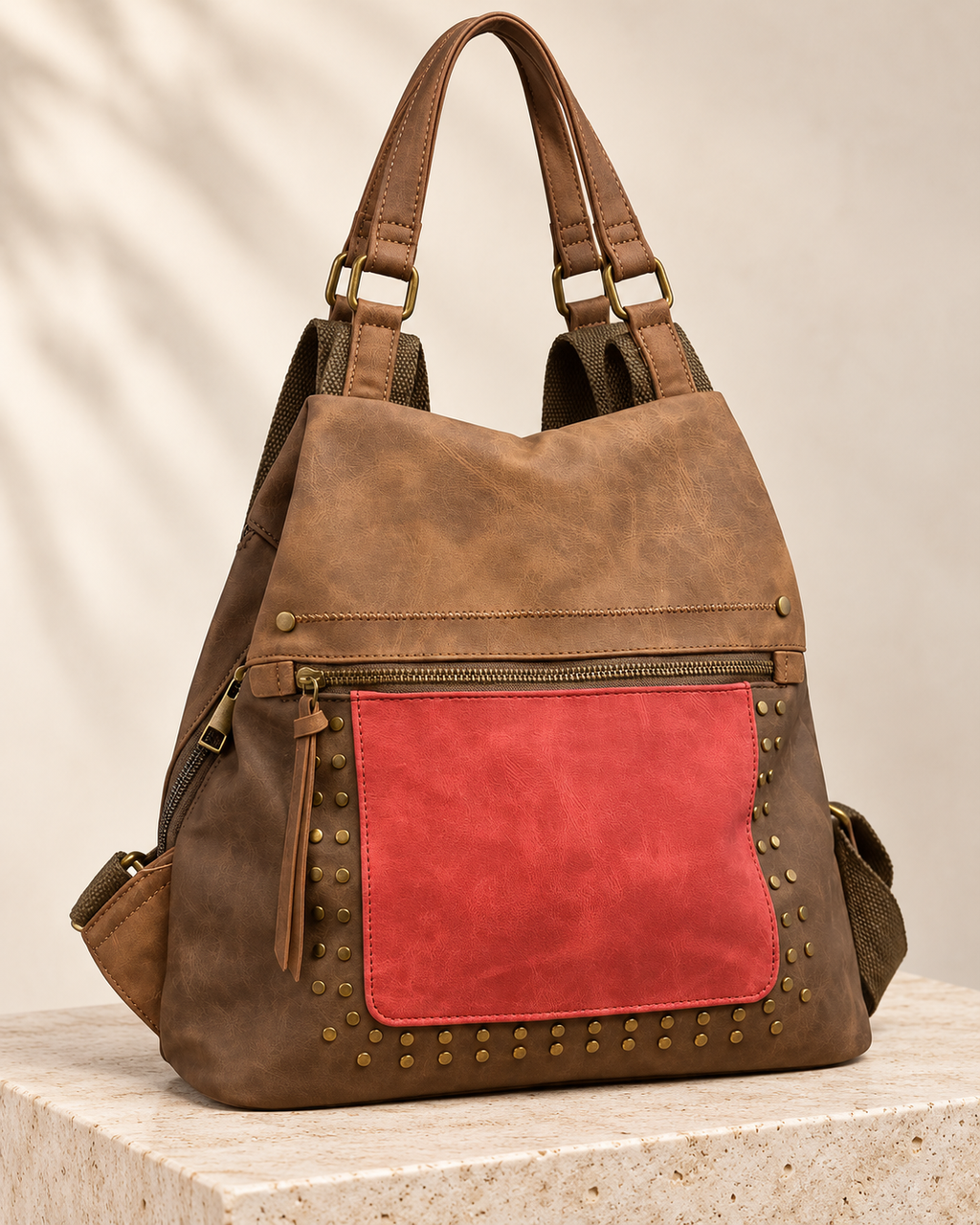 MOCHILA POLIPIEL TACHUELAS-MARRÓN