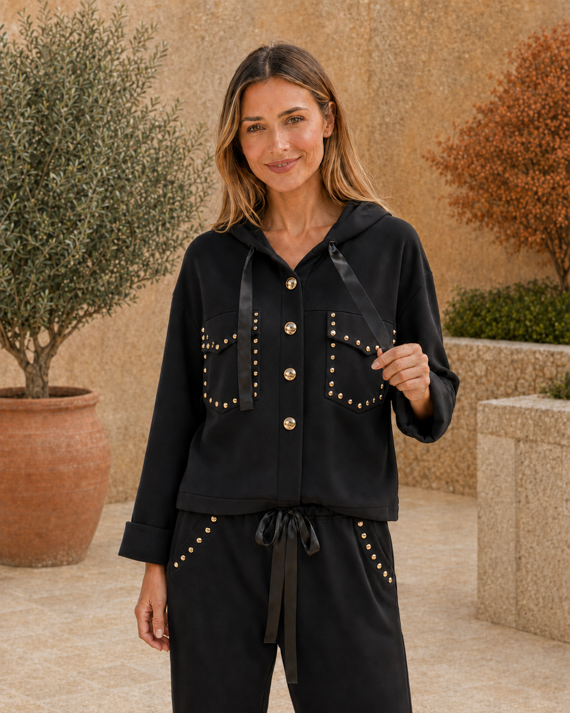 CHAQUETA TACHUELAS-NEGRA