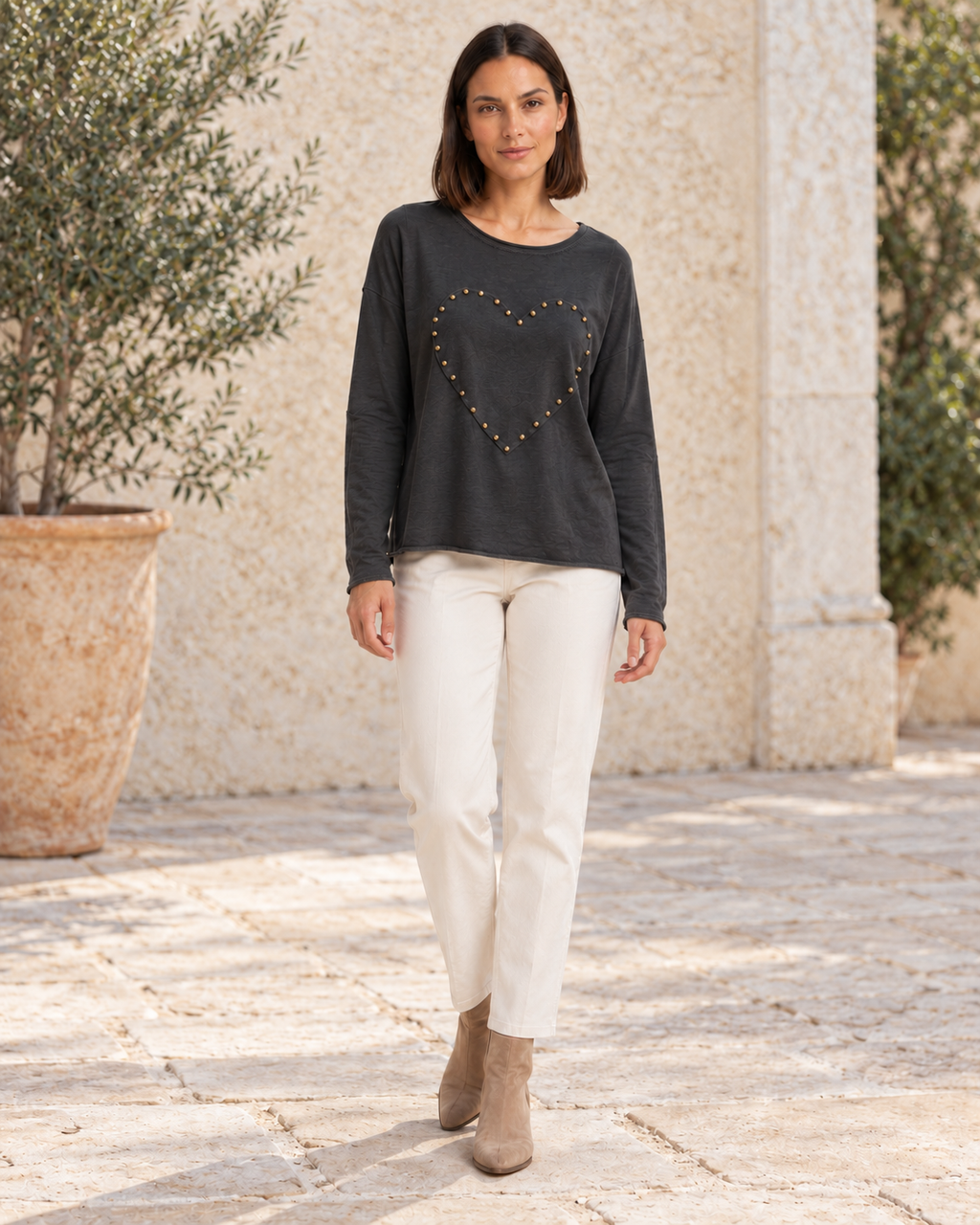 CAMISETA LOVE TACHUELAS-NEGRA