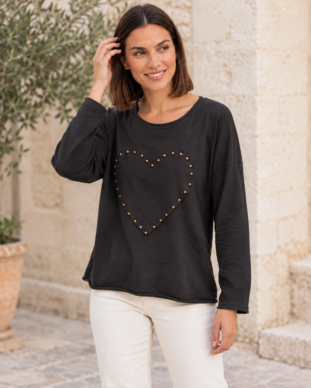CAMISETA LOVE TACHUELAS-NEGRA