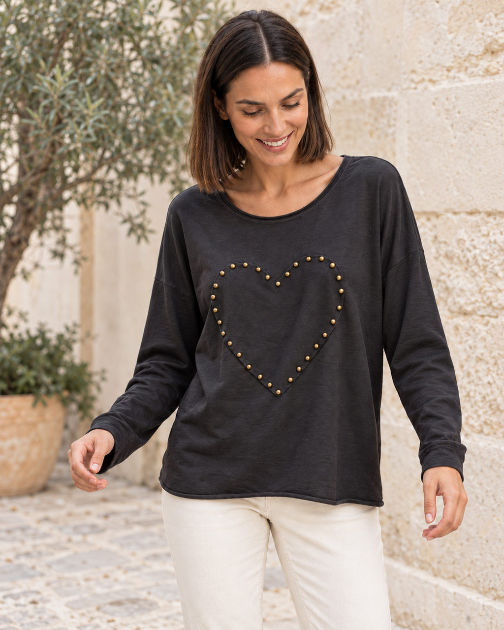 CAMISETA LOVE TACHUELAS-NEGRA