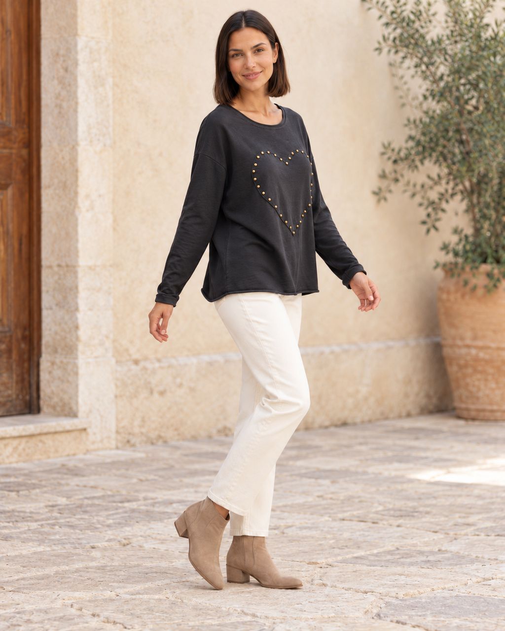 CAMISETA LOVE TACHUELAS-NEGRA