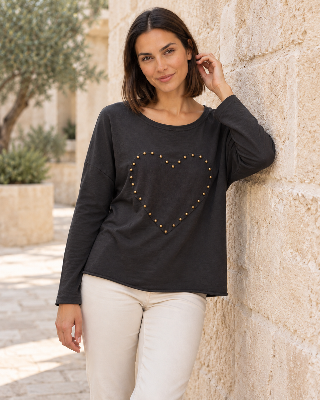 CAMISETA LOVE TACHUELAS-NEGRA