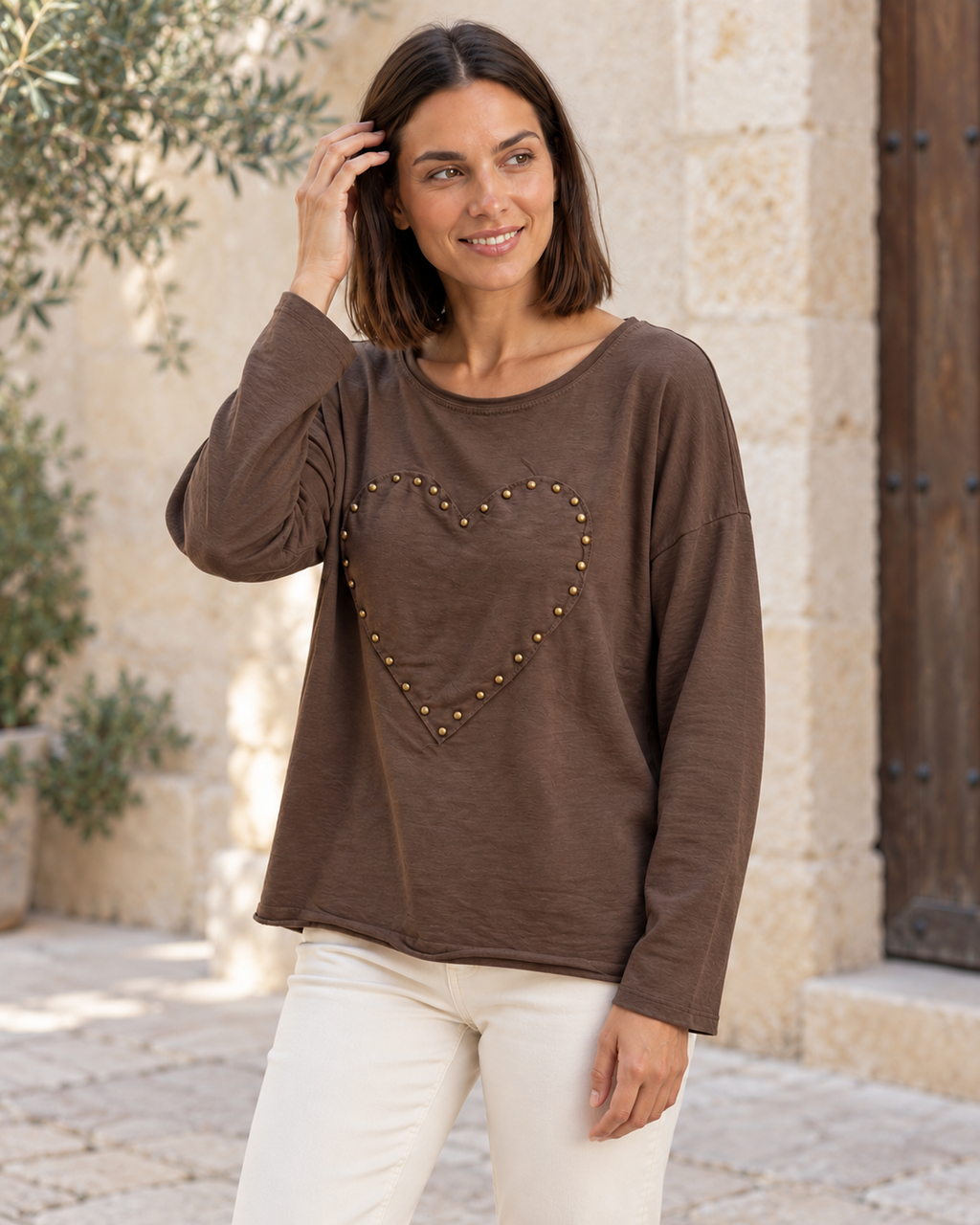 CAMISETA LOVE TACHUELAS-MARRÓN