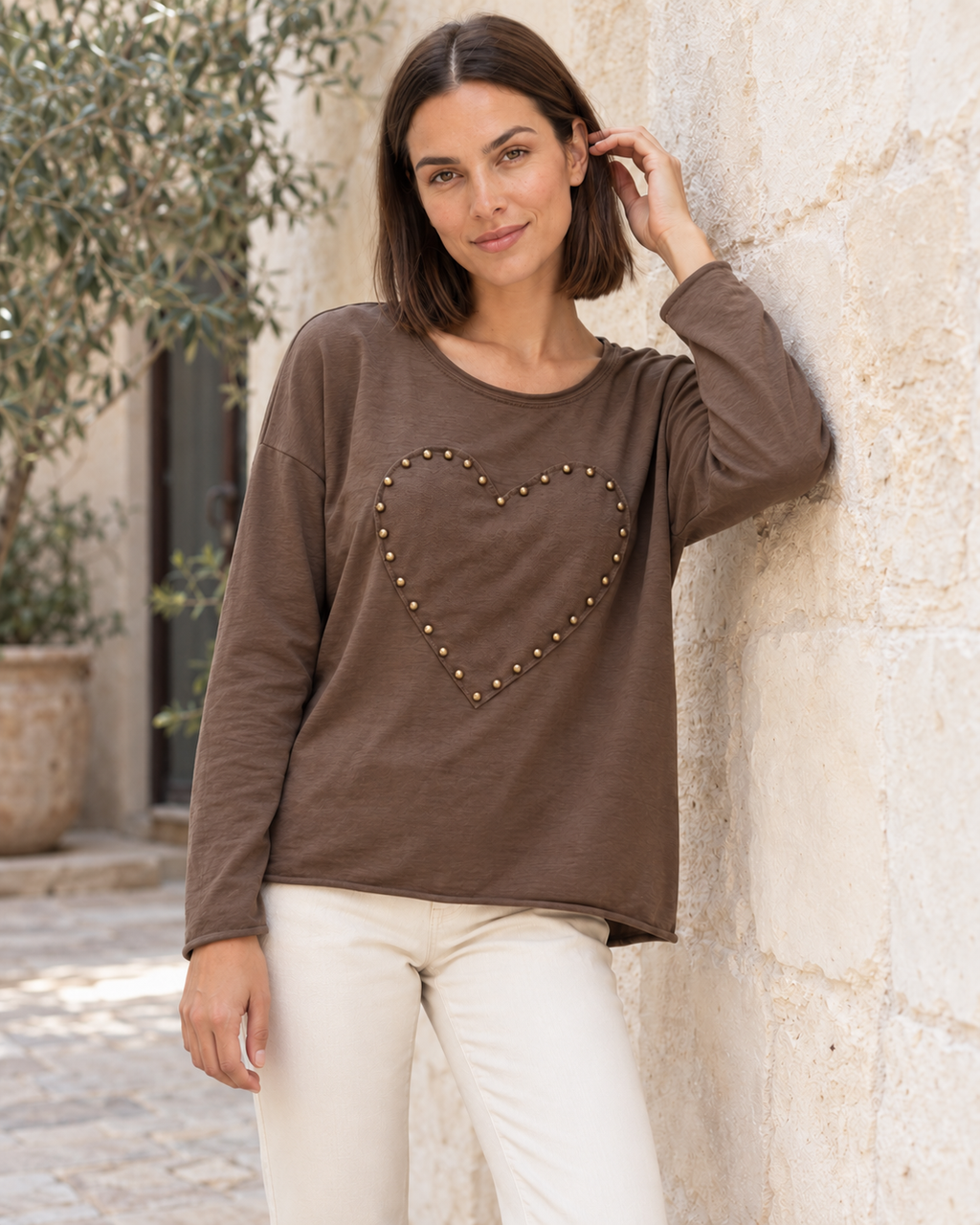 CAMISETA LOVE TACHUELAS-MARRÓN