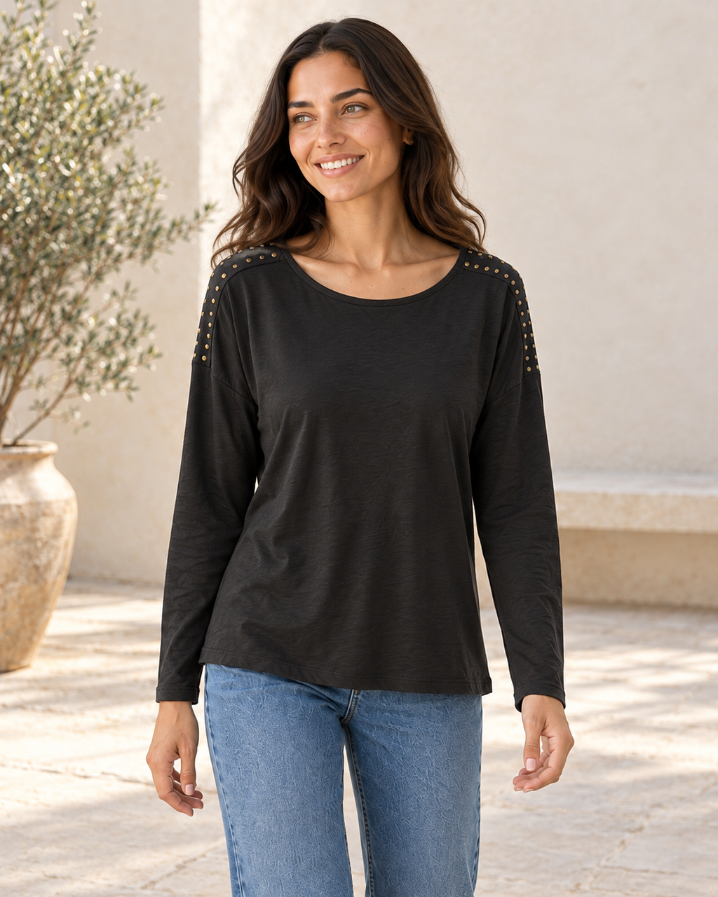 CAMISETA TACHUELAS-NEGRA
