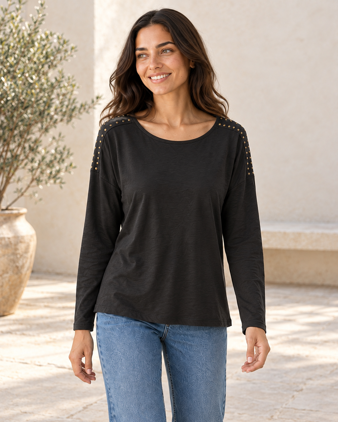CAMISETA TACHUELAS-NEGRA