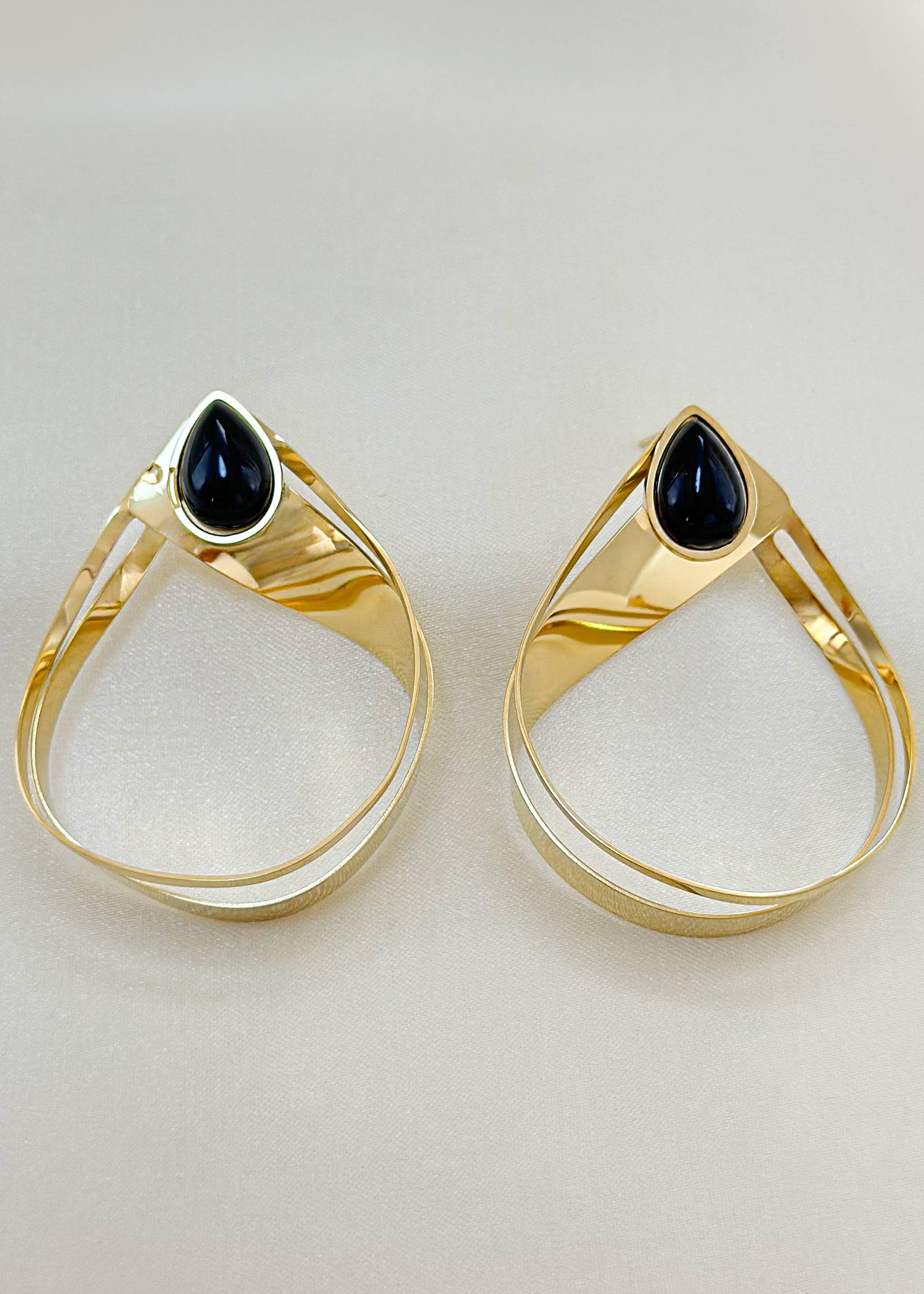 Brincos de ouro com gota e pedras pretas