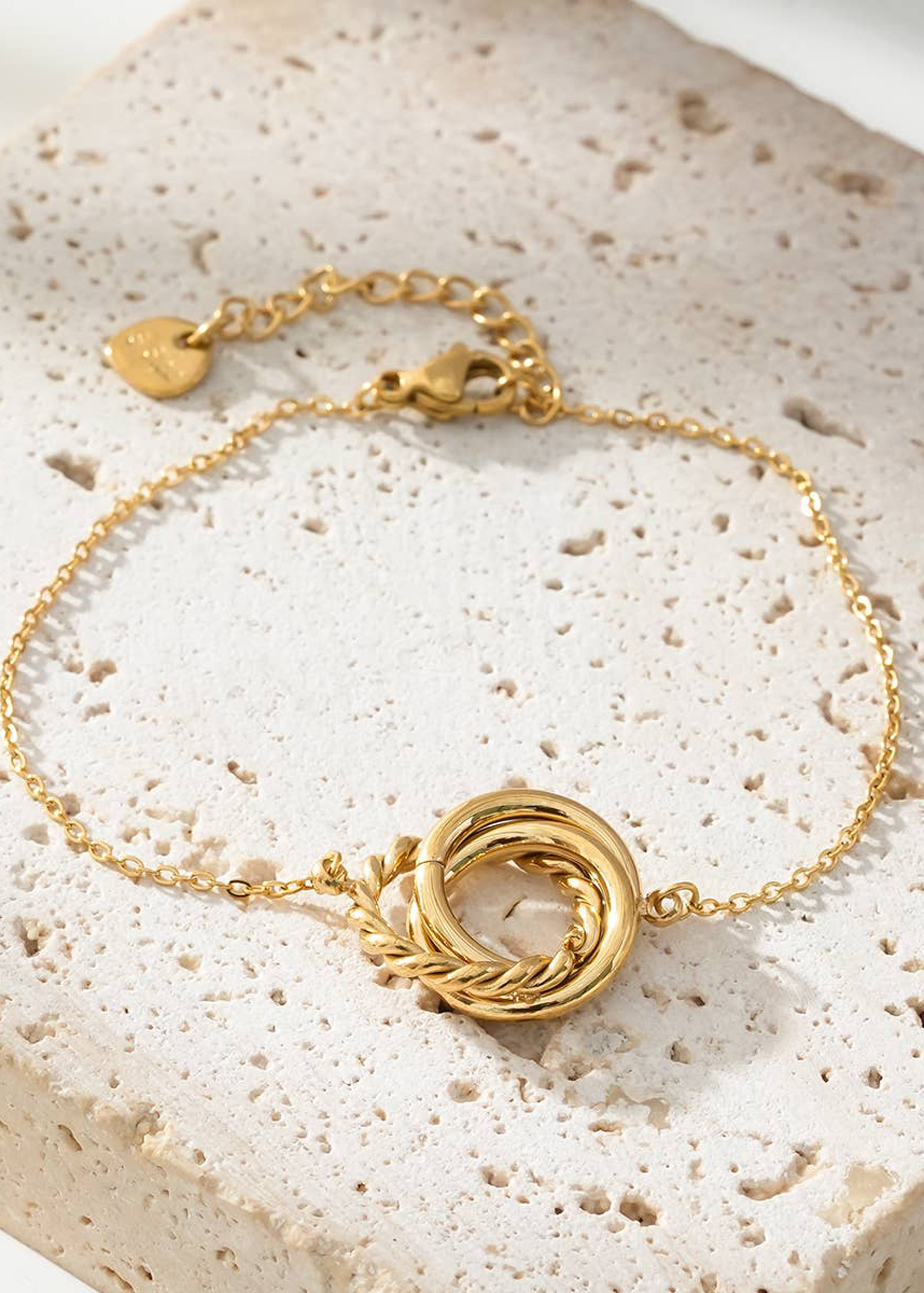 Pulseira de corrente de ouro com argolas triplas simples e trança