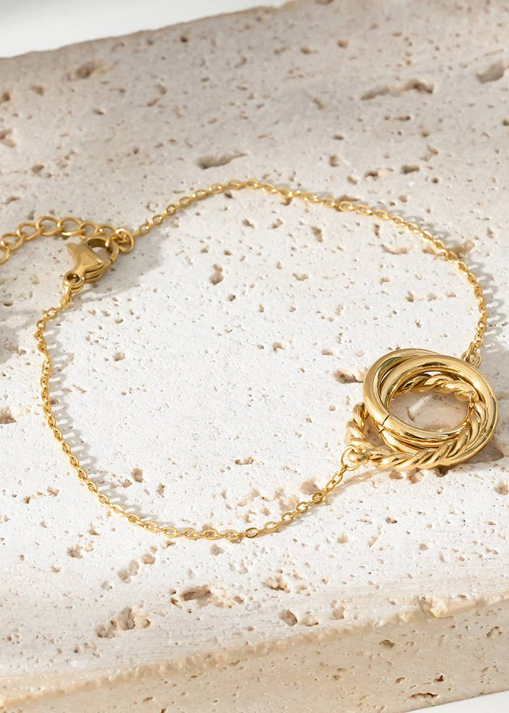 Pulsera Dorada Cadena Con Triple Aros Simples Y Trenzado