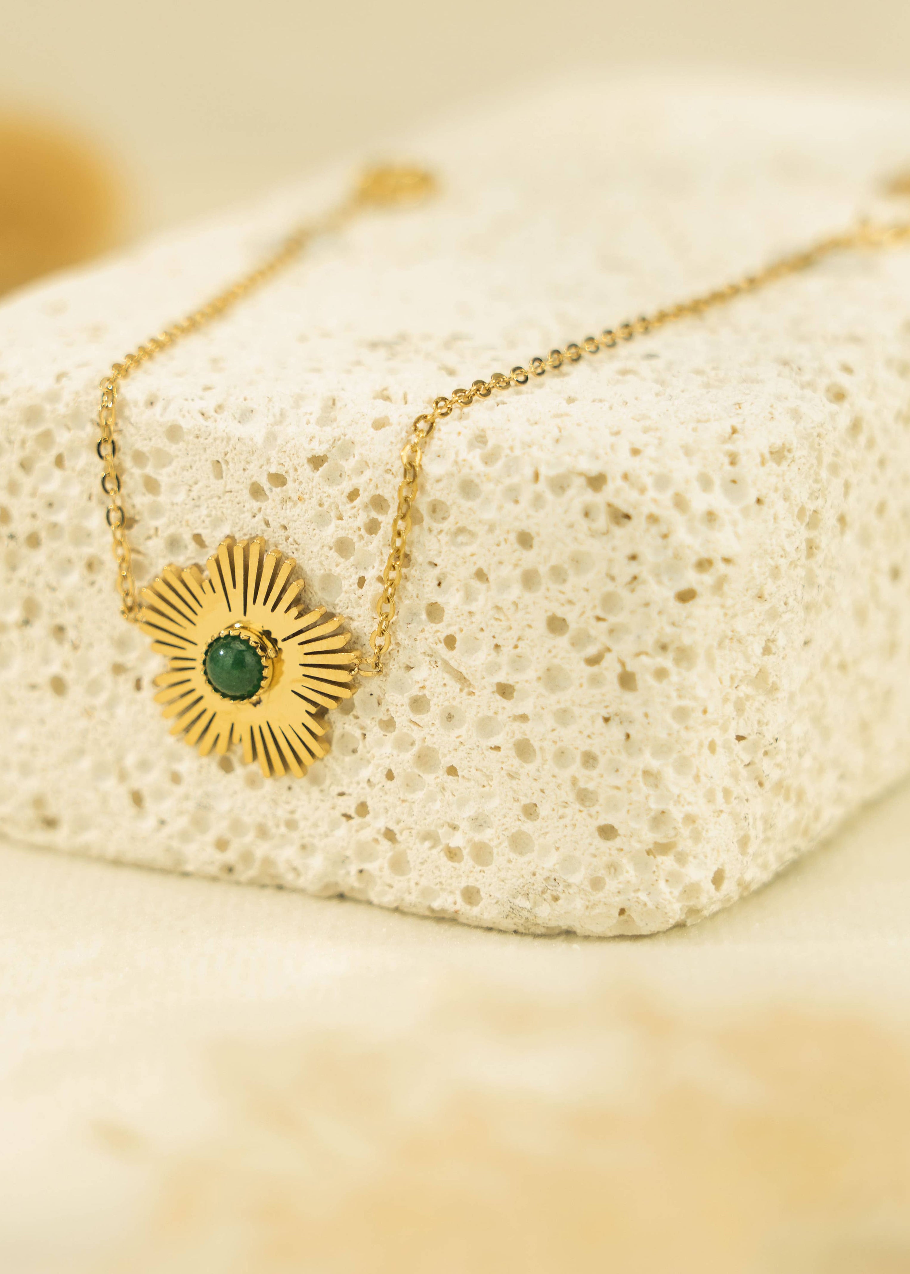 Pulseira de corrente de ouro com flor e malaquita sintética