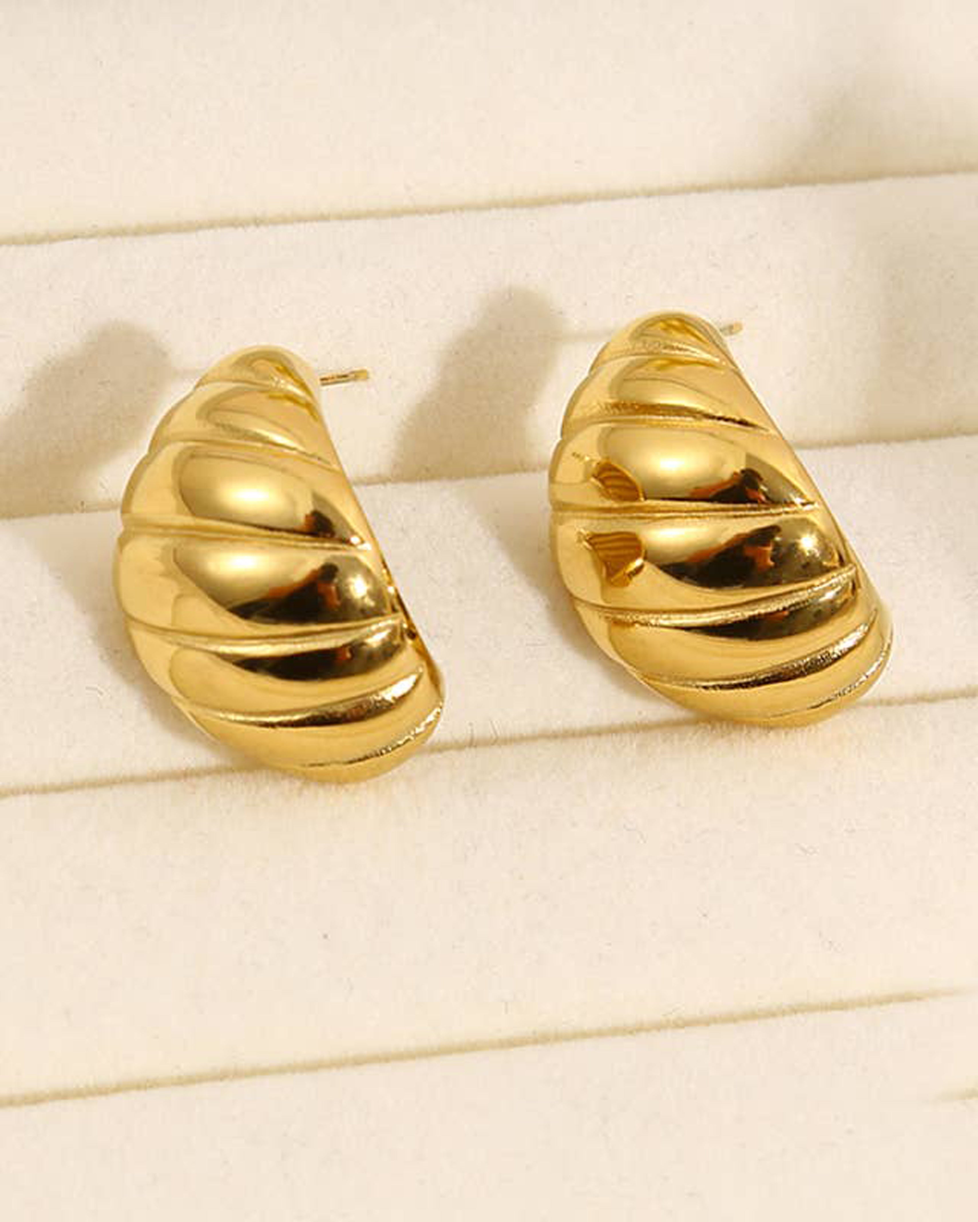 Brincos de laço dourado com estampa de corda