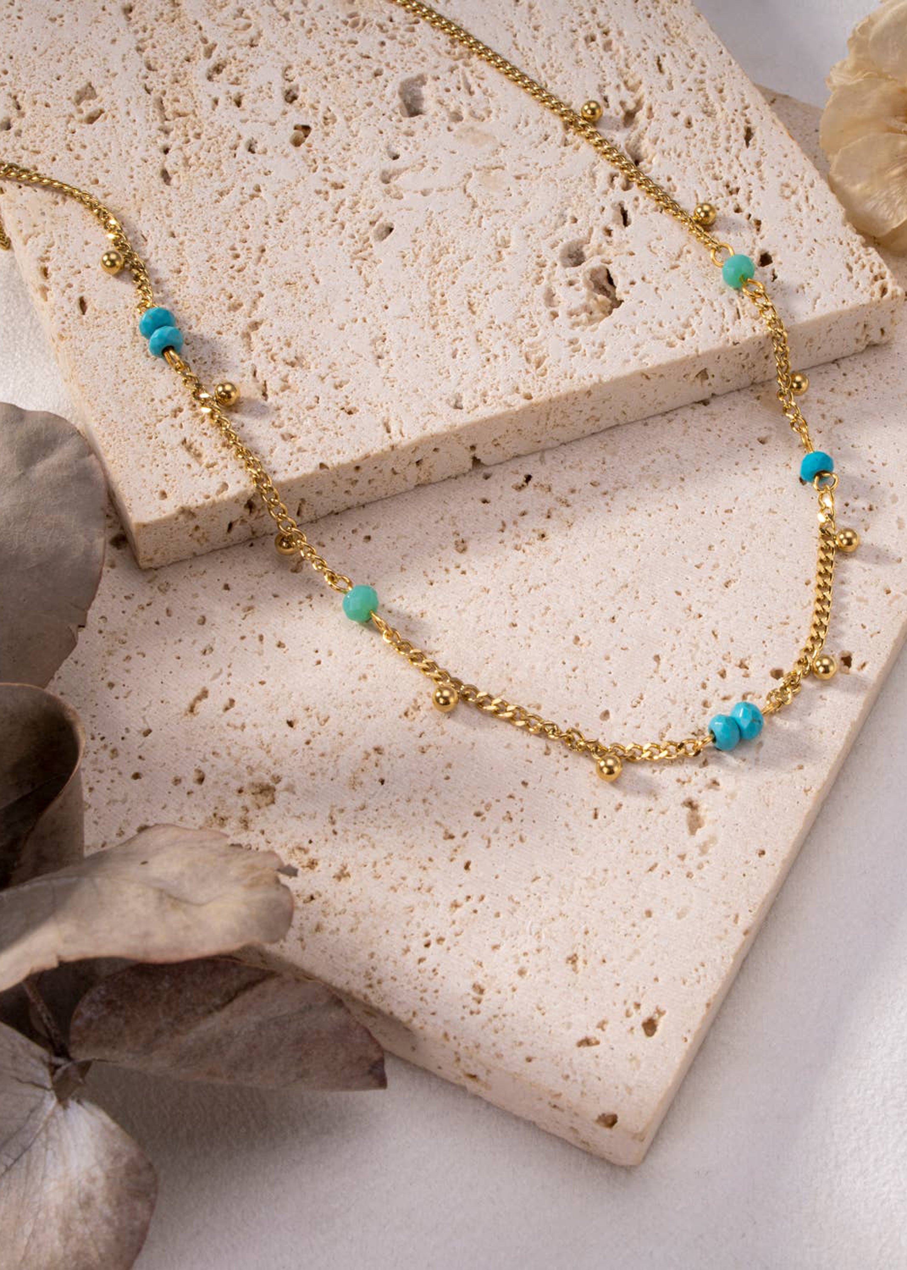 Colar de ouro com pequenas pérolas azuis